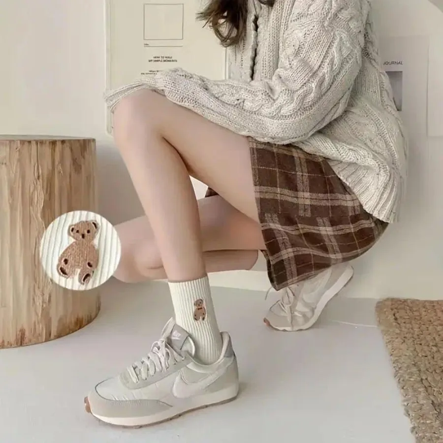 5 Pairs of Mixed Color Teddy Bear Mid Tube Socks with Cute Cartoon Pattern Design, Suitable for Casual Wear in All Seasons - Image 5