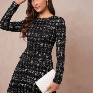 The mini long-sleeved plaid women's dress for autumn and winter in Europe and America is versatile