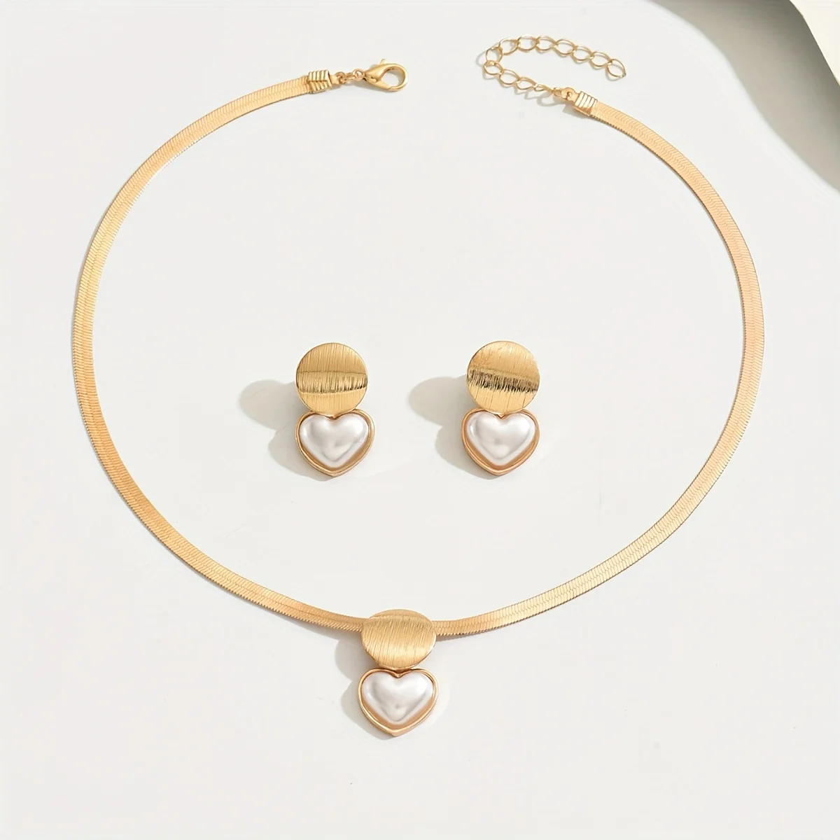 3PCS Elegant Golden Jewelry Set - Chic Necklace & Matching Earrings with Heart & Geometric Pendants, Ideal for Daily Wear - Image 4