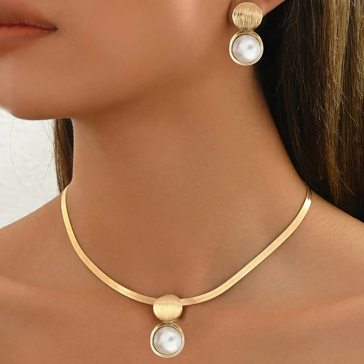 3PCS Elegant Golden Jewelry Set - Chic Necklace & Matching Earrings with Heart & Geometric Pendants, Ideal for Daily Wear - Image 5